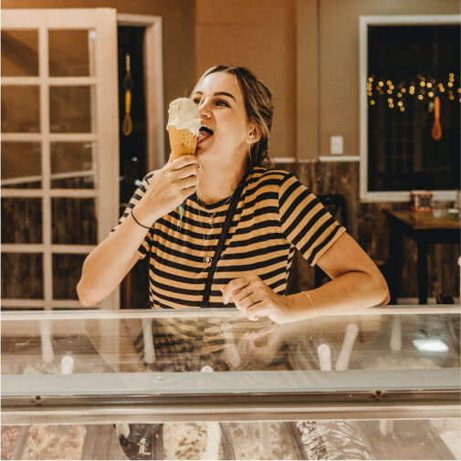 Chica comiendo cucurucho de helado